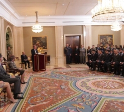Don Juan Carlos se dirige a los miembros del combinado nacional